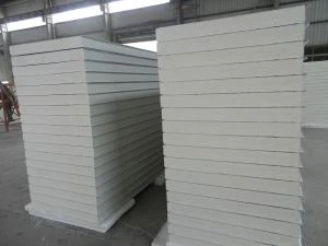 Metalowe panele z kanapkami z pianki